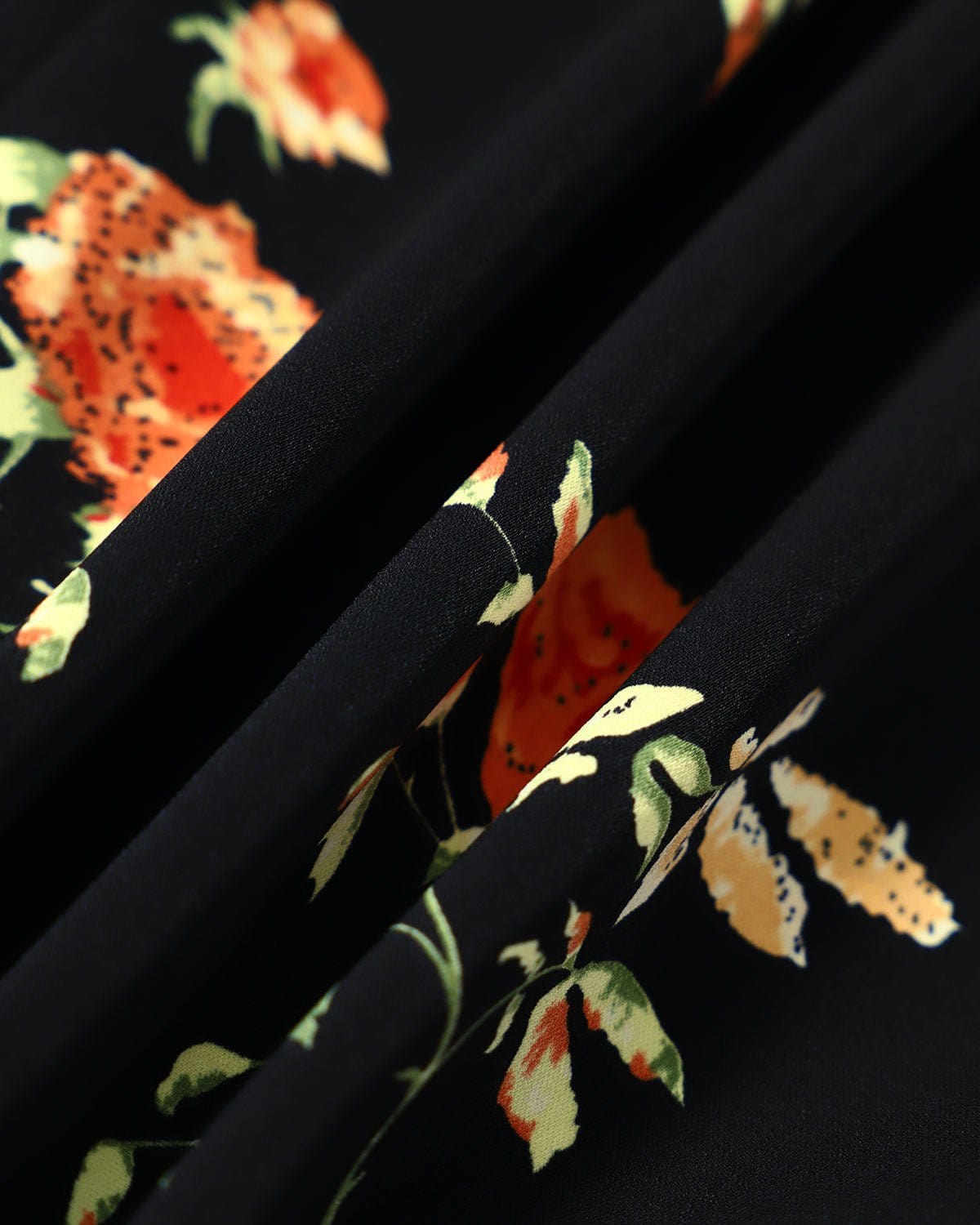 Astrid | Robe mi-longue noire à fleurs