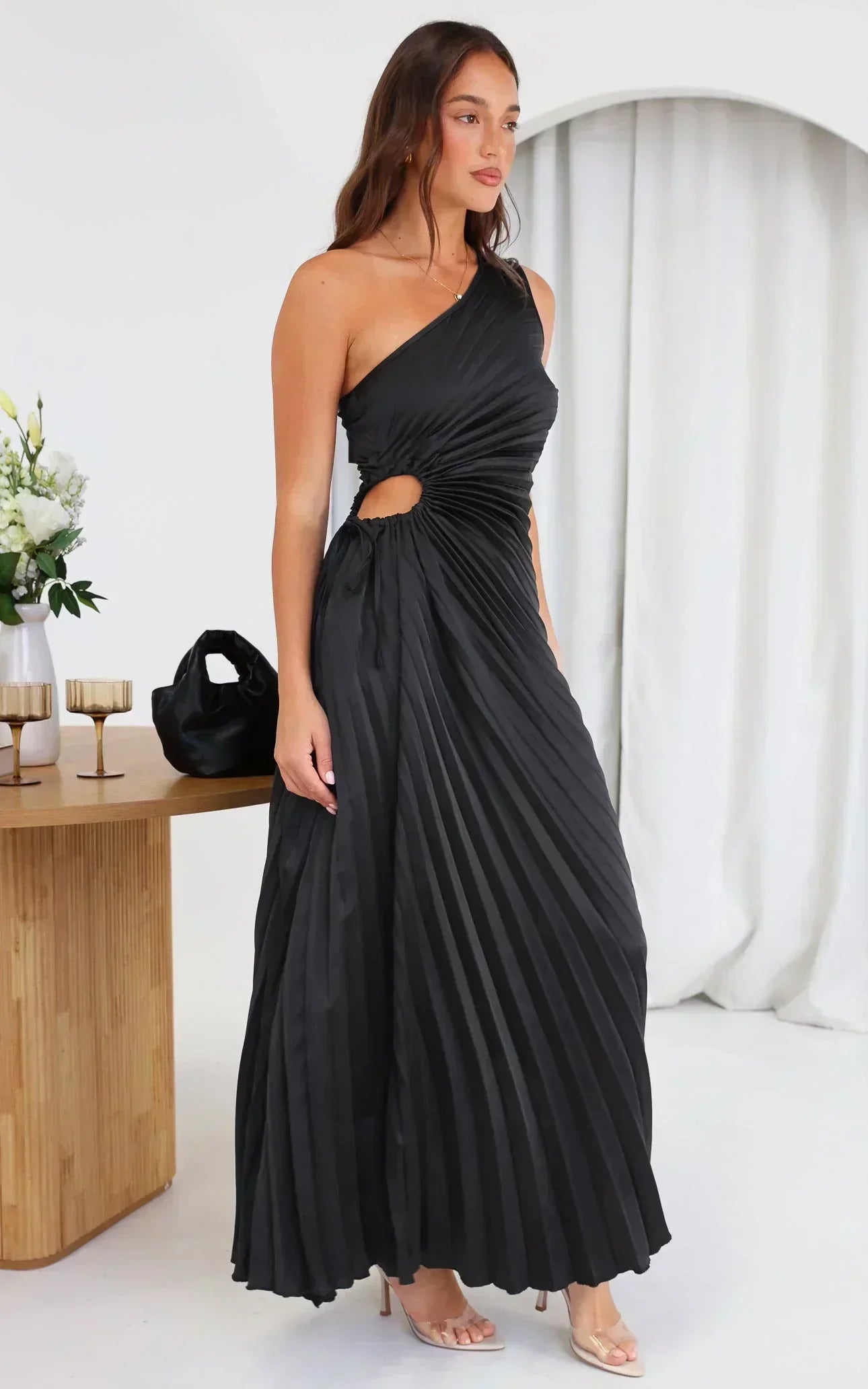 Billy Joan | Robe midi à épaules dénudées avec manchette transparente