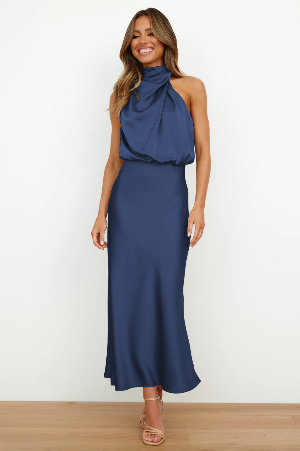 Carlina | Robe longue en satin avec décolleté halter