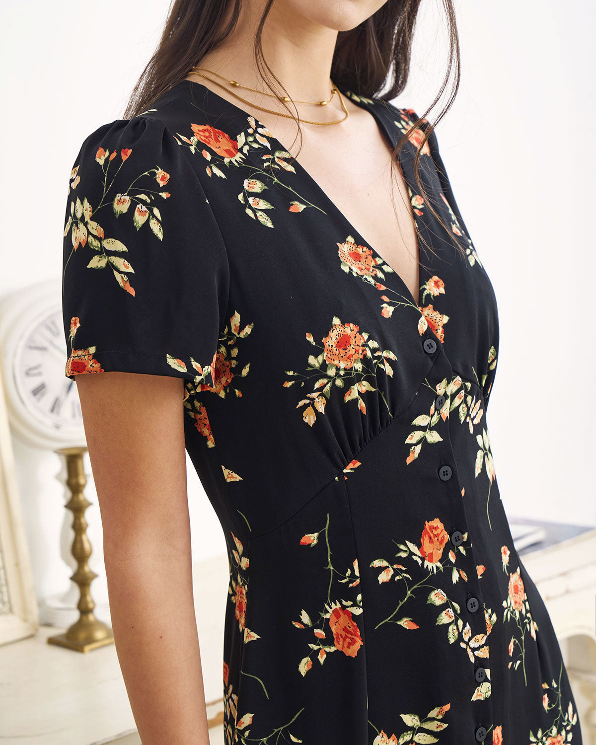 Astrid | Robe mi-longue noire à fleurs