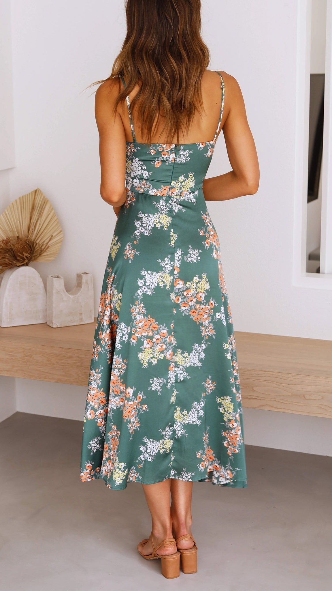 Myla | Robe mi-longue à fleurs en satin à coupe décolletée