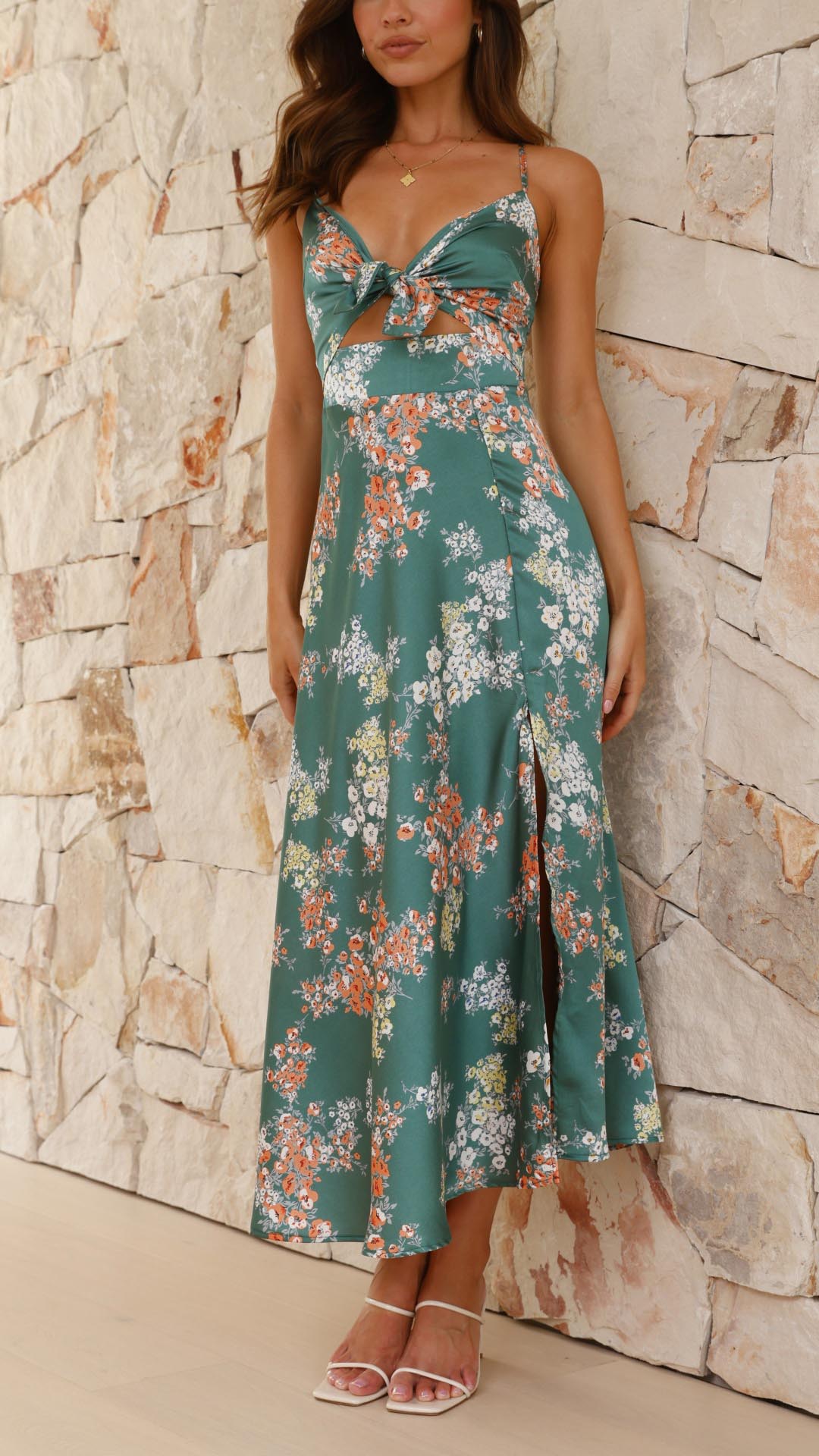Myla | Robe mi-longue à fleurs en satin à coupe décolletée