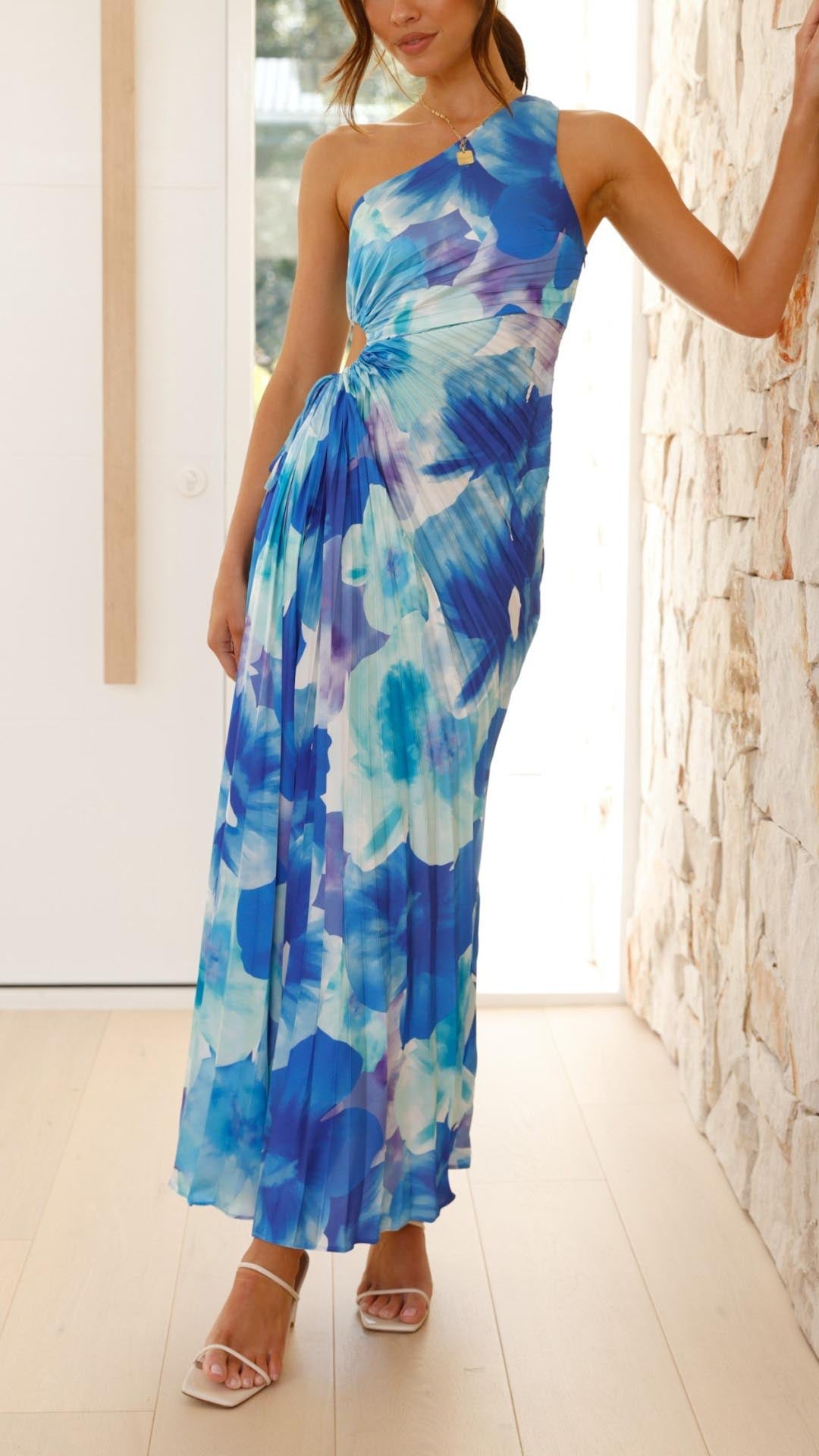 Madison | Robe longue plissée à fleurs avec une seule épaule