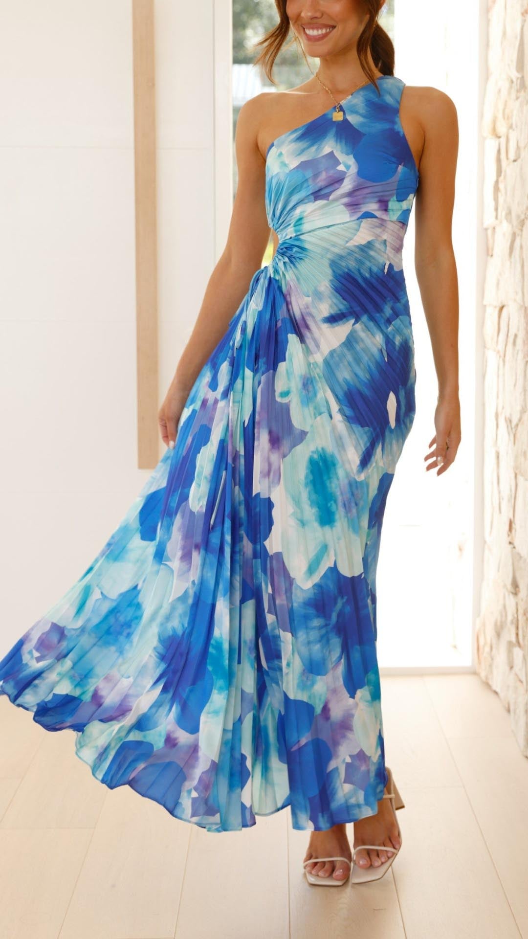 Madison | Robe longue plissée à fleurs avec une seule épaule