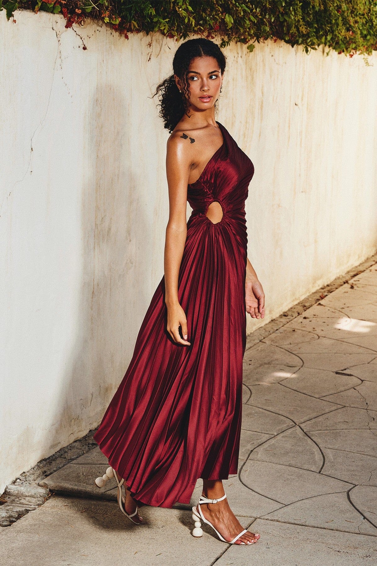 Billy Joan | Robe midi à épaules dénudées avec manchette transparente