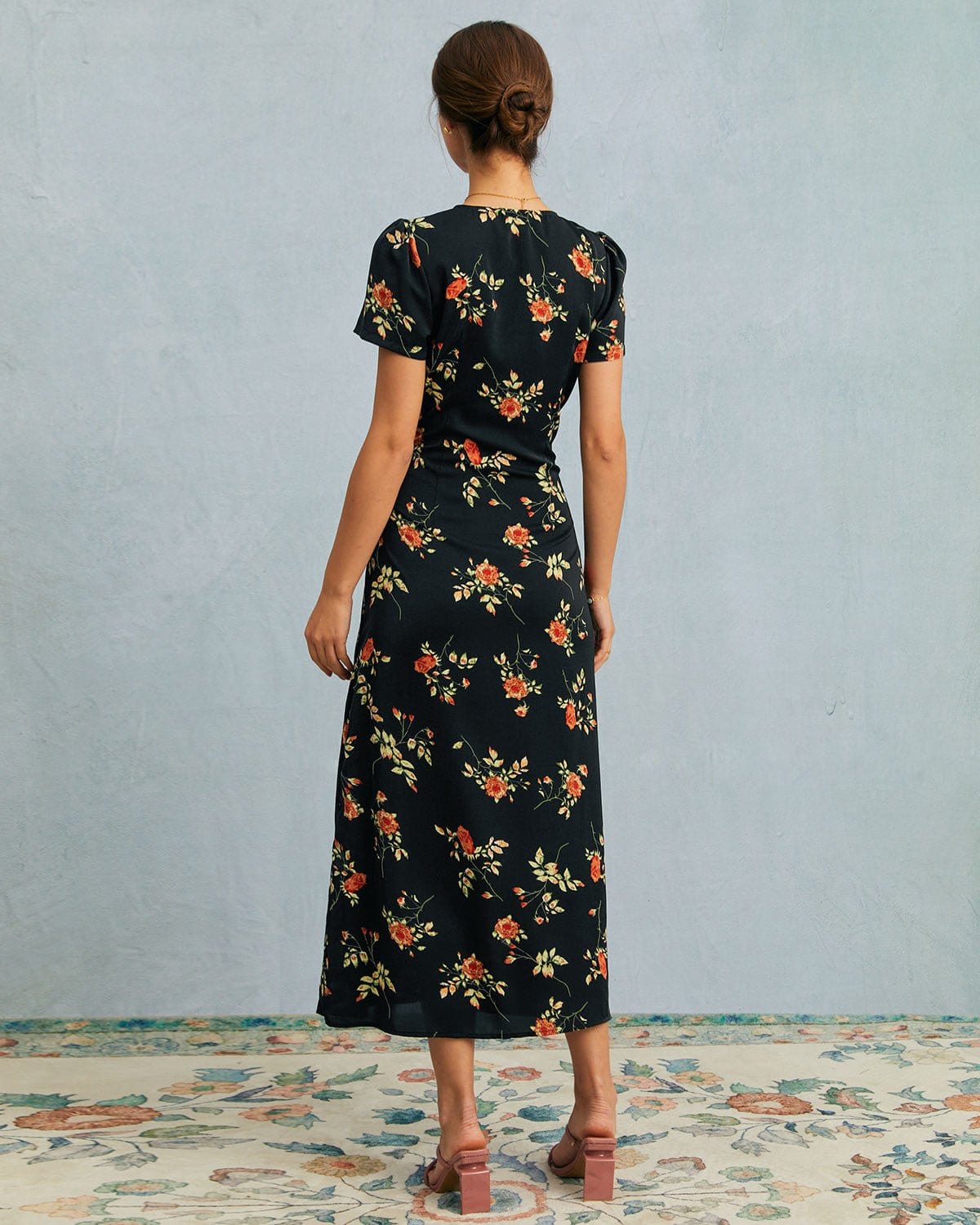 Astrid | Robe mi-longue noire à fleurs