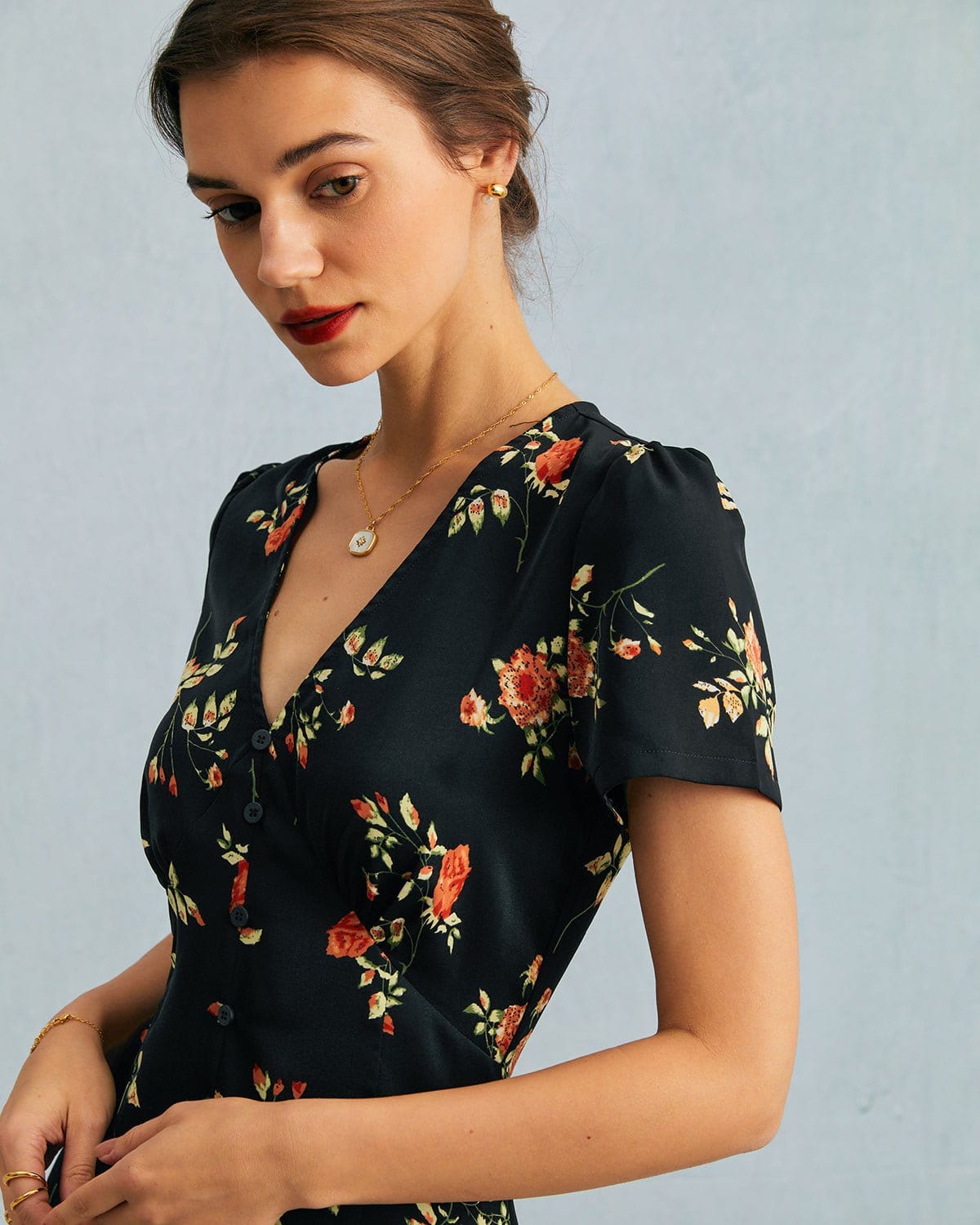 Astrid | Robe mi-longue noire à fleurs