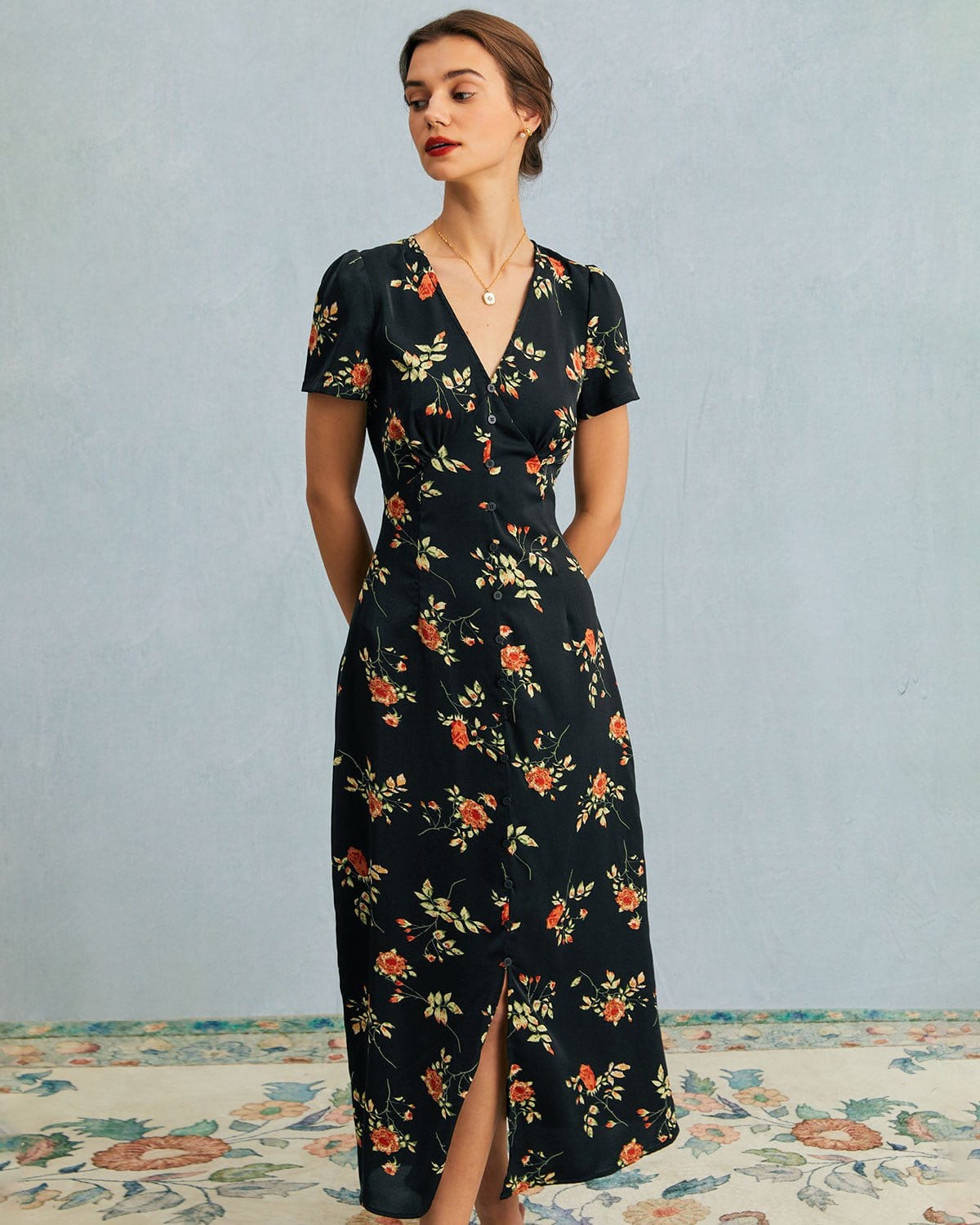 Astrid | Robe mi-longue noire à fleurs