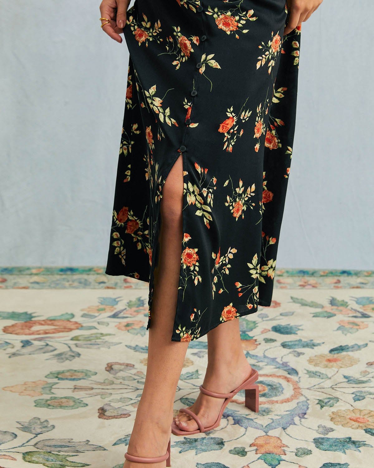 Astrid | Robe mi-longue noire à fleurs