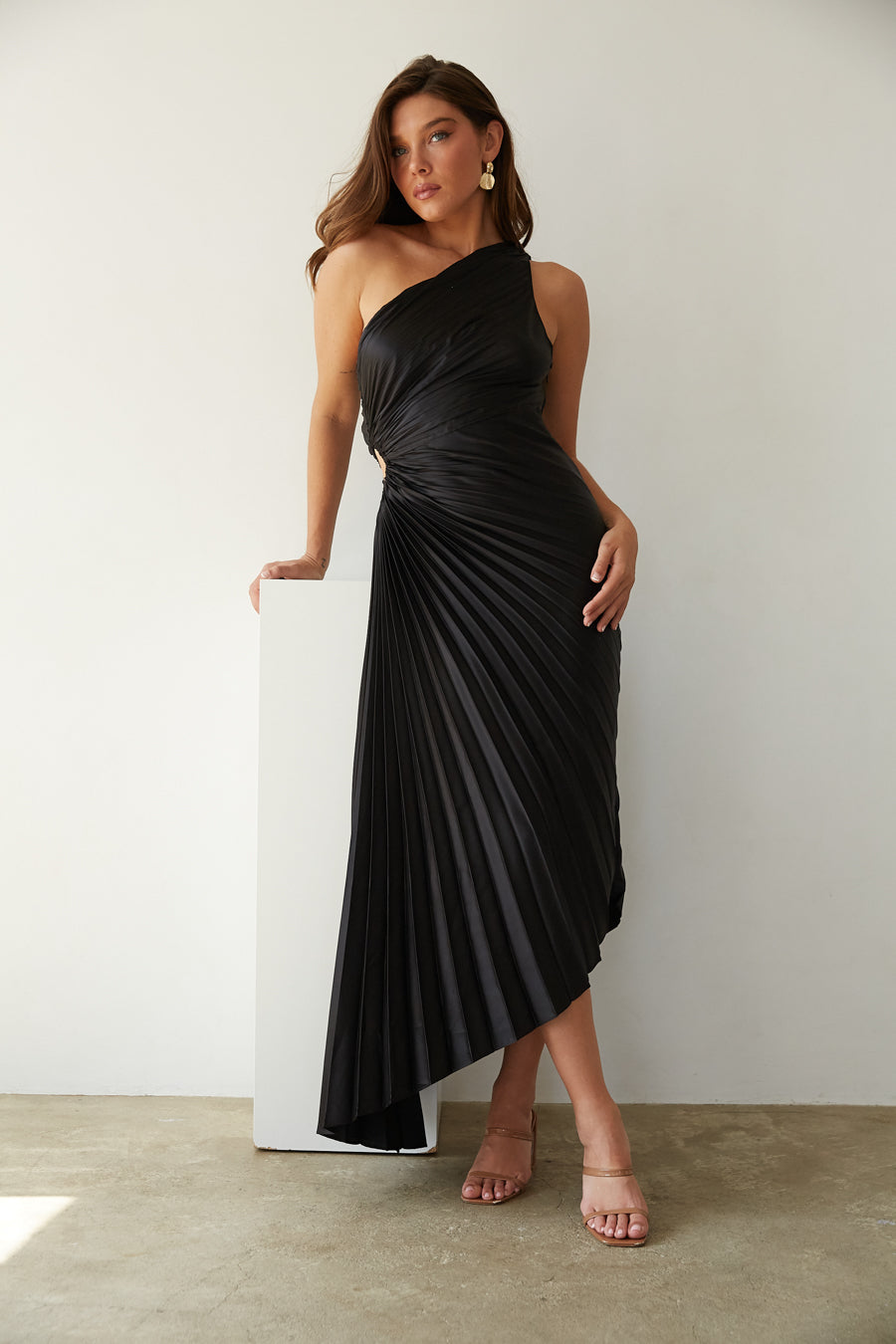 Billy Joan | Robe midi à épaules dénudées avec manchette transparente