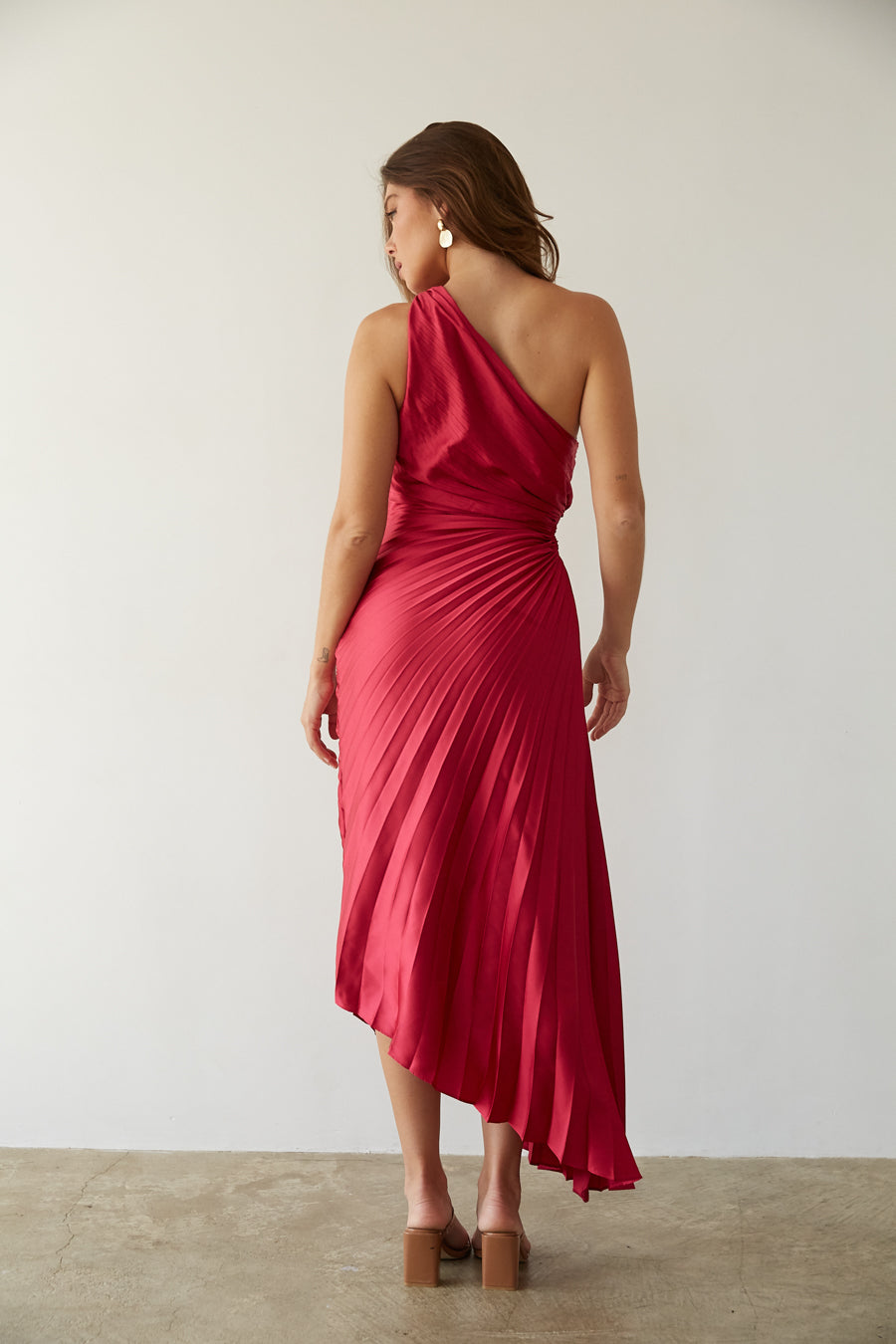 Billy Joan | Robe midi à épaules dénudées avec manchette transparente